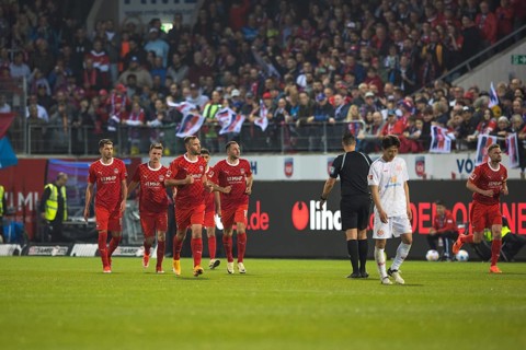 Football match, the players of 1. FC Heidenheim visibly relieved after the just scored 1:1 and at