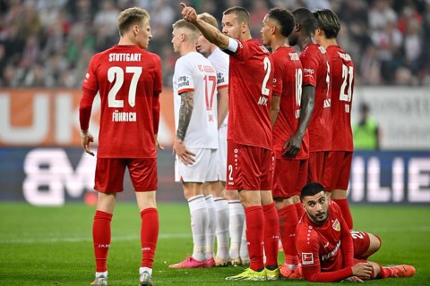 Wall in front of free kick, free kick wall, Deniz Undav VfB Stuttgart (26) on the ground, Chris