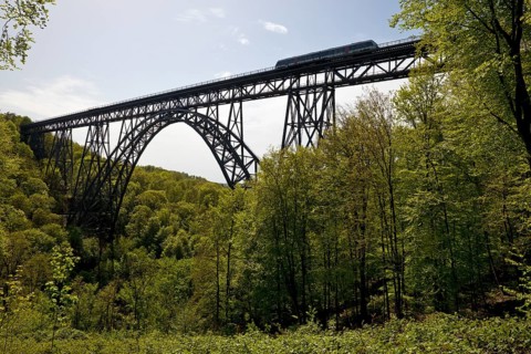 Muengsten Bridge with diesel railcar, highest railway bridge in Germany, Solingen, Bergisches Land,