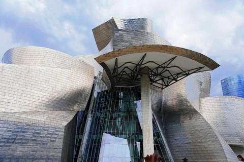 Guggenheim Museum Bilbao on the banks of the Nervion River, architect Frank O. Gehry, Bilbao,