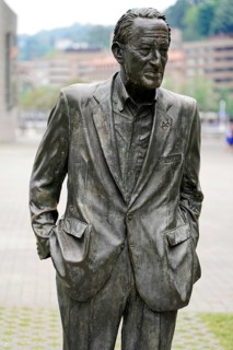 Close-up view of the sculpture of a man in a suit, RAMON RUBIAL CAVIA, Presidente del PSOE