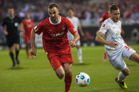 Football match, Jonas FOeHRENBACH 1.FC Heidenheim left on the ball in a duel with captain Silvan