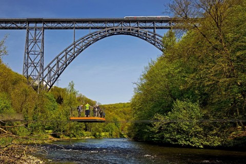 Muengsten Bridge with diesel railcar and transporter bridge over the Wupper, Solingen, Bergisches
