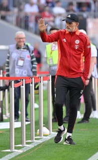 Coach Thomas Tuchel FC Bayern Munich FCB gesture waving to fans, Allianz Arena, Munich, Bavaria,