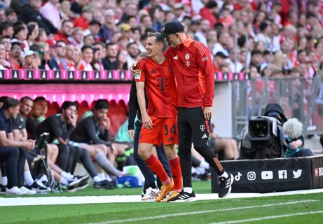Coach Thomas Tuchel FC Bayern Munich FCB takes Lovro Zvonarek FC Bayern Munich FCB (34) in his