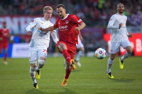 Football match, Jonas FOeHRENBACH 1.FC Heidenheim right passes the ball towards the defence zone,