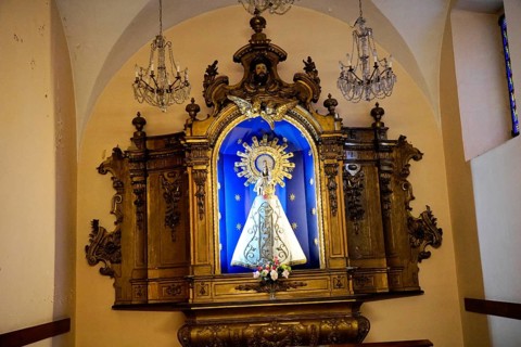Iglesia San Nicolas de Bari, altar with Madonna against a blue background and golden decorations,