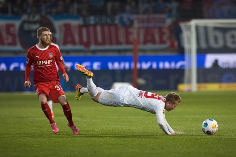 Football match, Jan-Niklas BESTE 1.FC Heidenheim left has just fouled Scholberg HANCHE-OLSEN 1. FSV