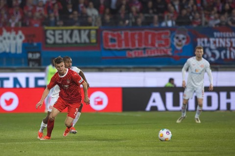 Football match, Jan SCHOePPNER 1.FC Heidenheim in front with view on the ball, Leandro BARREIRO