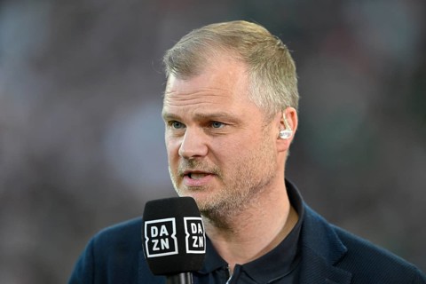 Chief Sports Officer Fabian Wohlgemuth VfB Stuttgart portrait, in an interview, microphone, mike,