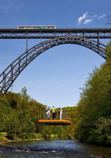 Muengsten Bridge with diesel railcar and transporter bridge over the Wupper, Solingen, Bergisches