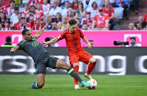 Tackle, action Bryan Zaragoza FC Bayern Munich FCB (17) against Maxence Lacroix VfL Wolfsburg (04)