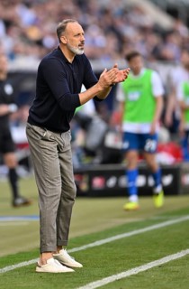 Coach Pellegrino Matarazzo TSG 1899 Hoffenheim engaged on the sidelines, gestures, clapping his