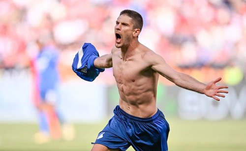 Goal celebration Andrej Kramaric TSG 1899 Hoffenheim (27) upper body naked, jersey removed, PreZero