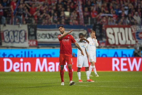 Football match, Tim KLEINDIENST 1.FC Heidenheim retraces his shot in slow motion with the help of