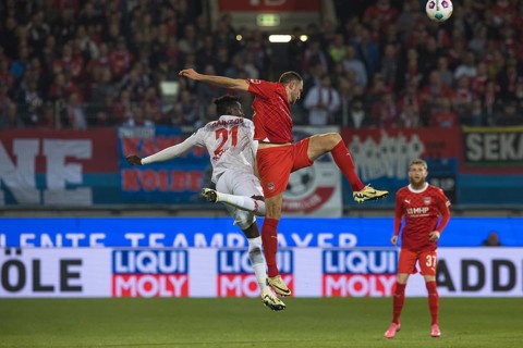 Football match, Jonas FOeHRENBACH 1.FC Heidenheim right in a spectacular aerial fight for the ball