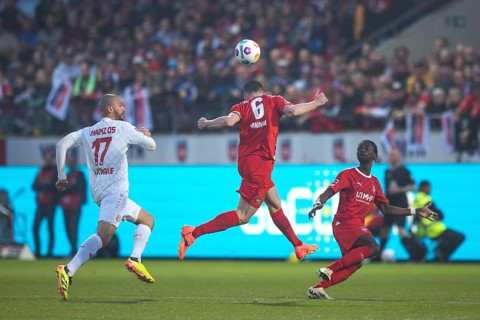 Football match, captain Patrick MAINKA 1.FC Heidenheim in the centre with his back with a