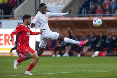 Football match, Edimilson FERNANDES RIBEIRO 1. FSV Mainz 05 right. tries to reach the ball with his