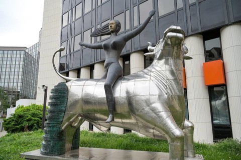 Sculpture The Abduction of Europe by Nikos and Pantelis Sotiriadis, European Parliament, 1 All. du