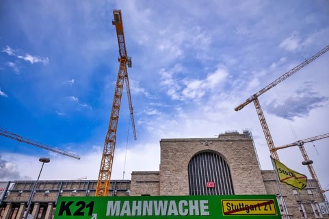 Poster, banner, K21 vigil, protest, old Bonatzbau station, cranes, construction site, Stuttgart 21