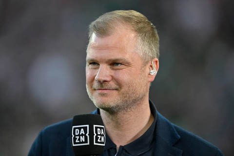Chief Sports Officer Fabian Wohlgemuth VfB Stuttgart portrait, in an interview, microphone, mike,