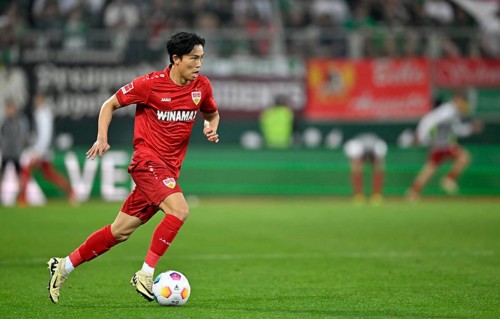 Woo-yeong Jeong VfB Stuttgart (10) Action on the ball, WWK Arena, Augsburg, Bavaria, Germany,