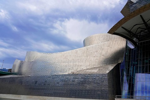 Guggenheim Museum Bilbao on the banks of the river Nervion, architect Frank O. Gehry, Bilbao,