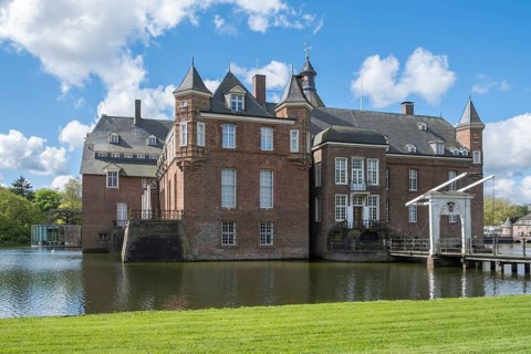 Anholt Castle, moated castle, side view, Isselburg, Muensterland, North Rhine-Westphalia, Germany,