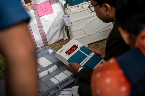 Barpeta, India. 6 May 2024. Polling officials check Electronic Voting Machines (EVMs) before