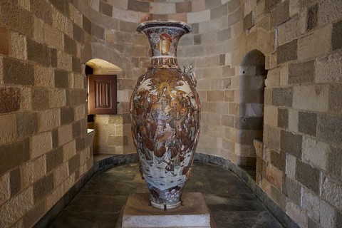 Chinese ceramic vase with intricate patterns and gold-coloured accents, interior, Grand Master's