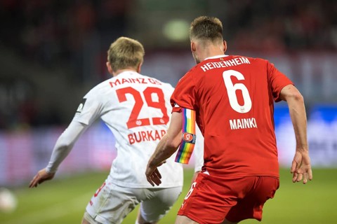 Football match, captain Patrick MAINKA 1. FC Heidenheim right from behind looking with loose