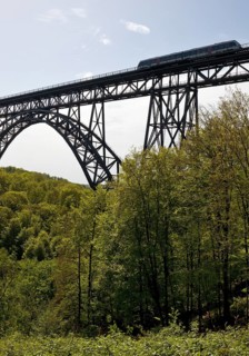 Muengsten Bridge with diesel railcar, highest railway bridge in Germany, Solingen, Bergisches Land,