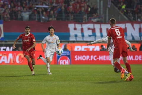 Football match, Jae Sung LEE 1. FSV Mainz 05 right and Eren DINKCI 1.FC Heidenheim left in a