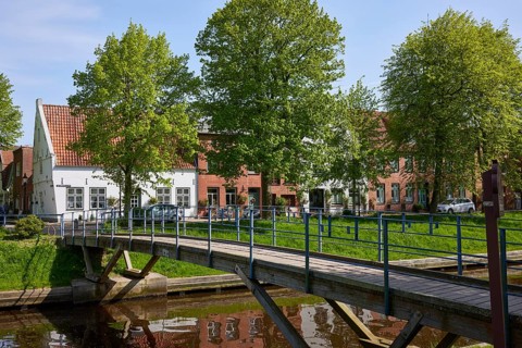 Kohbruech bridge over the Mittelburggraben and the Schiefe Haus in Friedrichstadt, district of