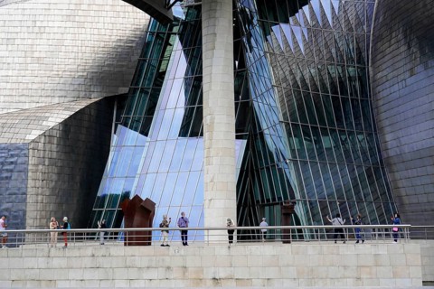Guggenheim Museum Bilbao on the banks of the river Nervion, architect Frank O. Gehry, Bilbao,