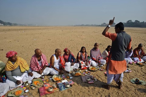 Hindu funerary ritual, Dry riverbed of the Phalgu river, Gaya, Bihar, India, Asia