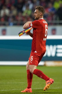 Football match, Captain Patrick MAINKA 1.FC Heidenheim obviously has problems with the captain's