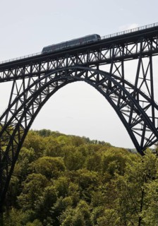 Muengsten Bridge with diesel railcar, highest railway bridge in Germany, Solingen, Bergisches Land,