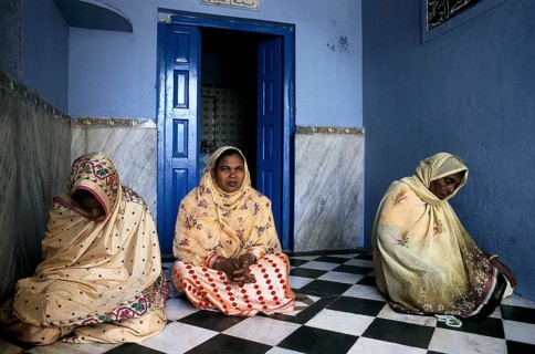 Muslim women praying at the Moinuddin Chishti mausoleum, dargah sharif at Ajmer, Rajasthan, India.