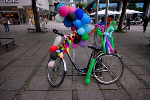 Bicycle with balloons, balloon figures of a balloon artist, pedestrian zone, Koenigsstrasse,