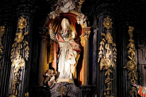 Iglesia San Nicolas de Bari, Baroque statue of a saint with elaborate carvings and details in a