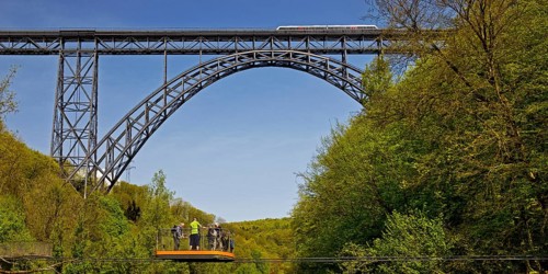 Muengsten Bridge with diesel railcar and transporter bridge over the Wupper, Solingen, Bergisches