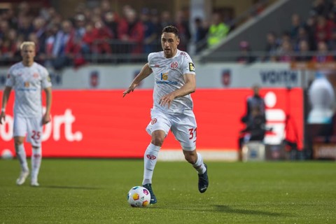 Football match, Dominik KOHR 1. FSV Mainz 05 confidently with the ball on his left foot,
