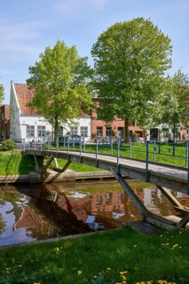 Kohbruech bridge over the Mittelburggraben and the Schiefe Haus in Friedrichstadt, district of