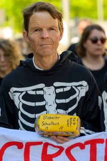 Michael Winter (61, biologist and on hunger strike for 27 days) now has a BMI of 16 and is acutely