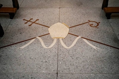 Iglesia San Nicolas de Bari, Religious symbol on the stone floor of a church, consisting of a