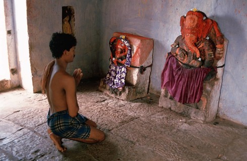 Hindu man worshipping the hindu god Ganesha, Odisha, India, Asia