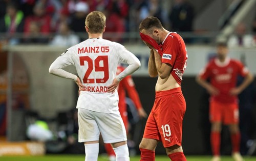 Football match, Jonas FOeHRENBACH 1.FC Heidenheim right, visibly exhausted, dries his wet and