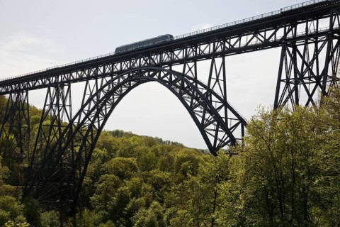Muengsten Bridge with diesel railcar, highest railway bridge in Germany, Solingen, Bergisches Land,