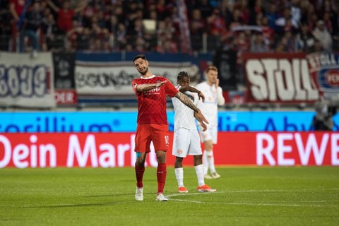 Football match, Tim KLEINDIENST 1.FC Heidenheim retraces his shot in slow motion with the help of